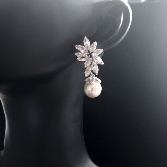 WHITE GOLD DIAMOND AND PEARL FLOWER DANGLE EARRINGS - Picture 7 of 9